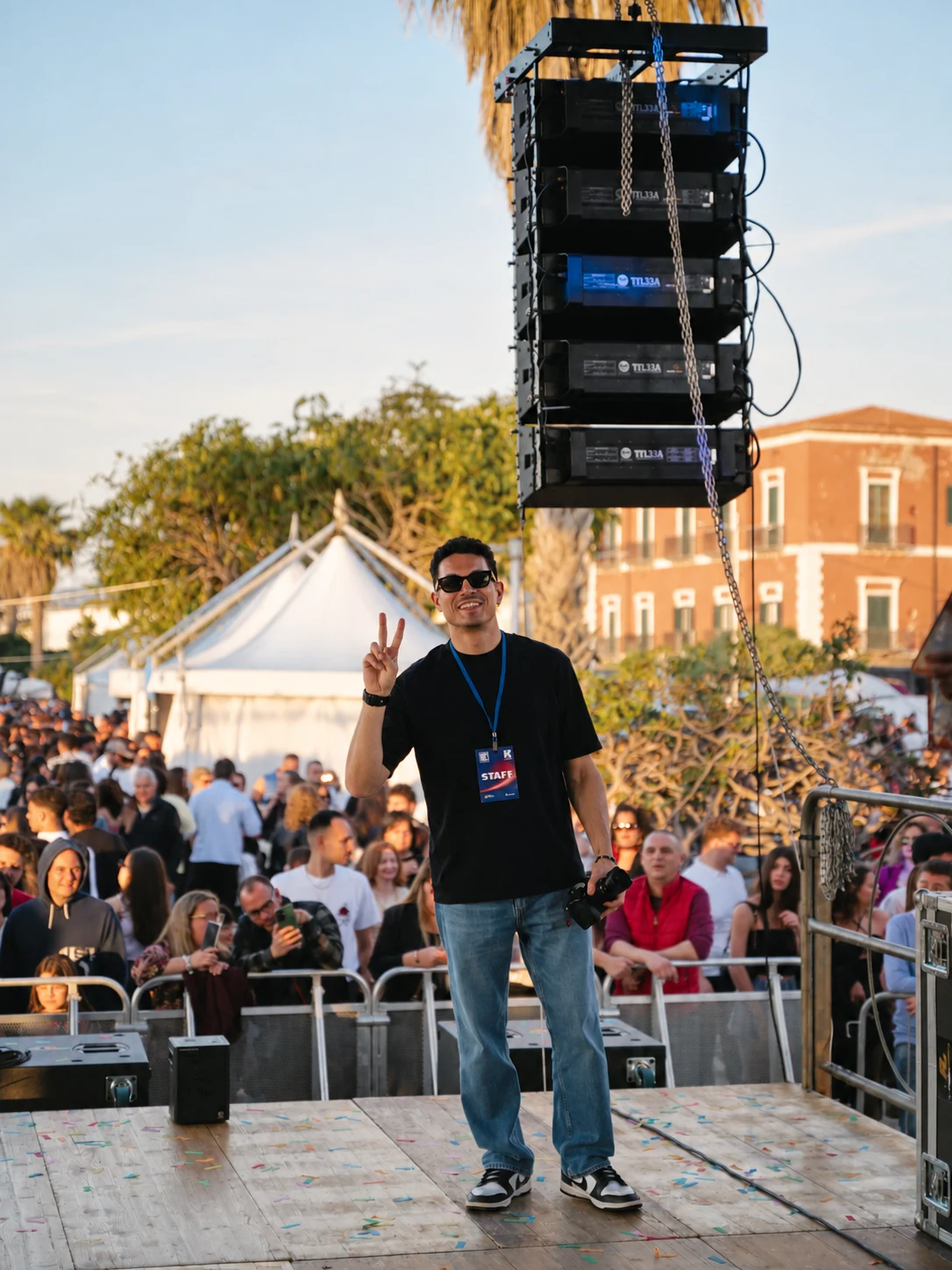 Giulio Schiavo sul palco durante un evento musicale